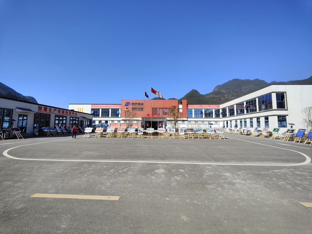2022年11月14日，重慶高速公路建設(shè)史上攝影展首次走進(jìn)建設(shè)工地——巫云開(kāi)公司組織“貫徹落實(shí)黨的二十大精神 努力開(kāi)創(chuàng)巫云開(kāi)建設(shè)新局面——巫云開(kāi)高速攝影巡展”。 (1)