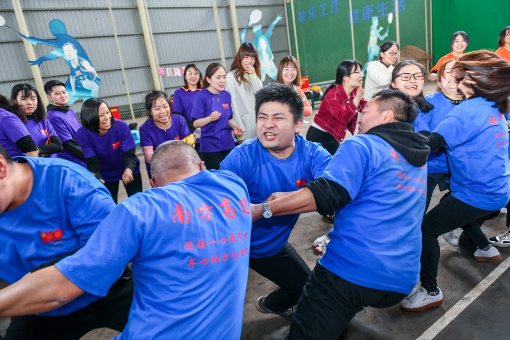 南方公司“團(tuán)結(jié)一心跟黨走、齊心協(xié)力創(chuàng)佳績(jī)”職工運(yùn)動(dòng)會(huì)拔河比賽現(xiàn)場(chǎng)